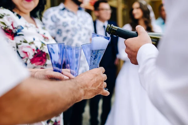 Rus düğünü, misafirler bardaklarını alkolle dolduruyor ve para basıyorlar.