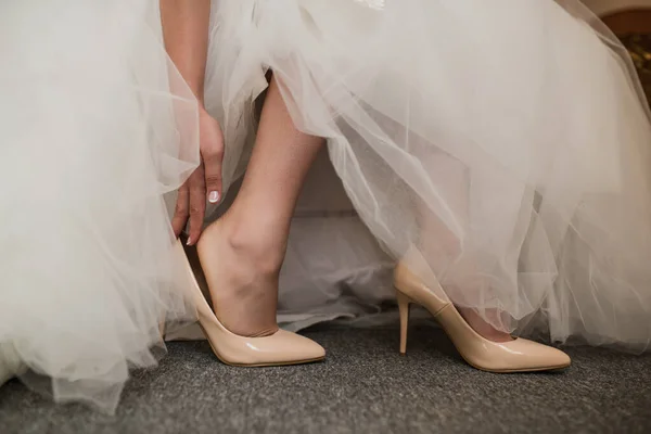 Uma Noiva Vestido Branco Ajuda Colocar Sapatos Brancos Com Mão — Fotografia de Stock