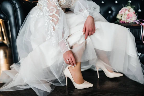 Uma Noiva Vestido Branco Ajuda Colocar Sapatos Brancos Com Mão — Fotografia de Stock