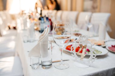 Nefis yemek ve alkolle dolu bir düğün ziyafetinde nefis bir sofra.