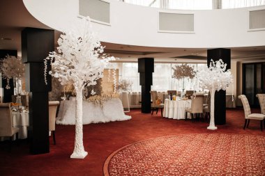 Nefis yemek ve alkolle dolu bir düğün ziyafetinde nefis bir sofra.