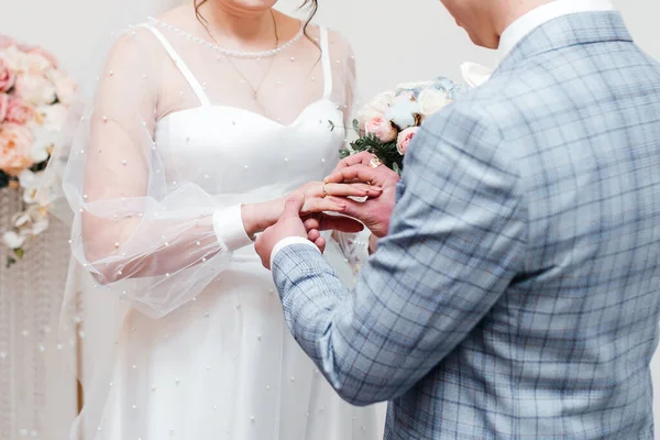 Menyasszony Fehér Ruhában Csokrot Tart Megöleli Vőlegényt — Stock Fotó