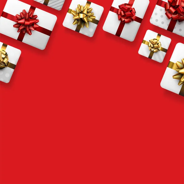 赤と金色の弓を持つ白いギフトボックス クリスマス 誕生日 結婚式 バレンタインデープレゼント 赤の背景 テキスト用のスペース ベクトル上面図 — ストックベクタ