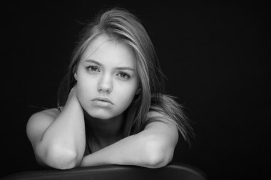 siyah beyaz portre üzgün kız