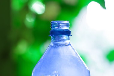 yeşil zemin üzerine mavi şişe