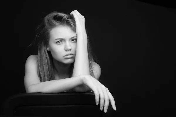 Preto e branco retrato chateado menina — Fotografia de Stock