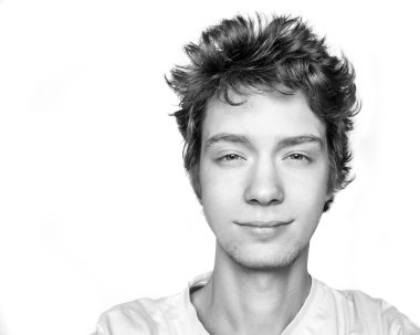 siyah ve Beyaz tişört iyi gülümseyen adam portresi