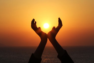 adam güneş doğarken tutan eller