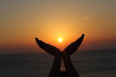 adam güneş doğarken tutan eller