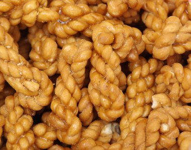 Beyaz bir arka planda bükülmüş makarna.