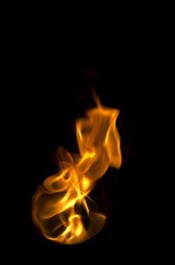 siyah arka planda, karanlık izole yangın alevleri