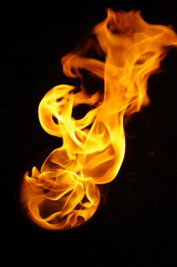 siyah arka planda, karanlık izole yangın alevleri