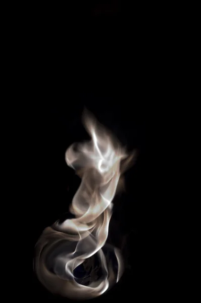 黒の背景に、暗闇の中の隔離された火災炎 — ストック写真