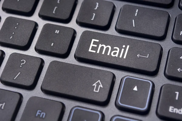 Conceitos de e-mail, mensagens no teclado — Fotografia de Stock