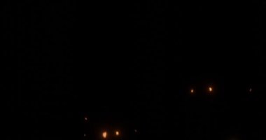 Video efekti için havada ateş közleri ya da kıvılcımlar uçuşuyor.