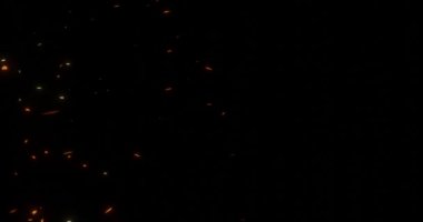 Video efekti için havada ateş közleri ya da kıvılcımlar uçuşuyor.