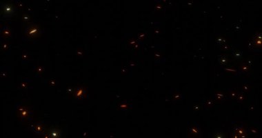 Video efekti için havada ateş közleri ya da kıvılcımlar uçuşuyor.