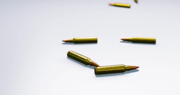 銃の暴力や制御の概念のためのライフル弾をドロップの3Dレンダリング — ストック動画