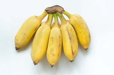 Beyaz arka planda soyutlanmış olgun muzlar.