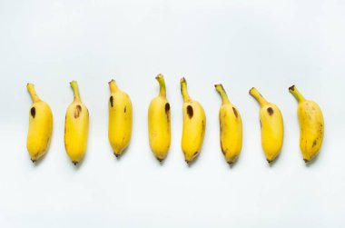 Beyaz arka planda 8 muz, izole edilmiş.