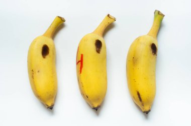 Beyaz arkaplanda izole edilmiş muz