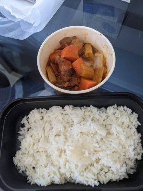 Hong Kong, Çin, Ağustos 2022 - Hong Kong 'da zorunlu otel karantinası sırasında yemek görüntüsü