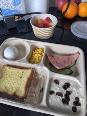 Hong Kong, Çin, Ağustos 2022 - Hong Kong 'da zorunlu otel karantinası sırasında yemek görüntüsü