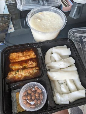 Hong Kong, Çin, Ağustos 2022 - Hong Kong 'da zorunlu otel karantinası sırasında yemek görüntüsü