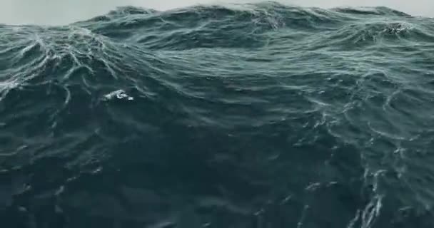 嵐の水の波とチョッピーラフ海の3Dレンダリング — ストック動画