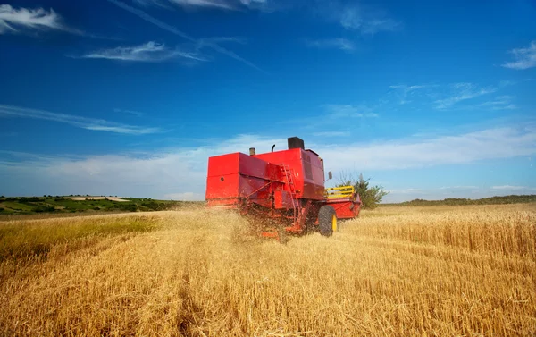 Połączenie pracy na polu pszenicy — Zdjęcie stockowe