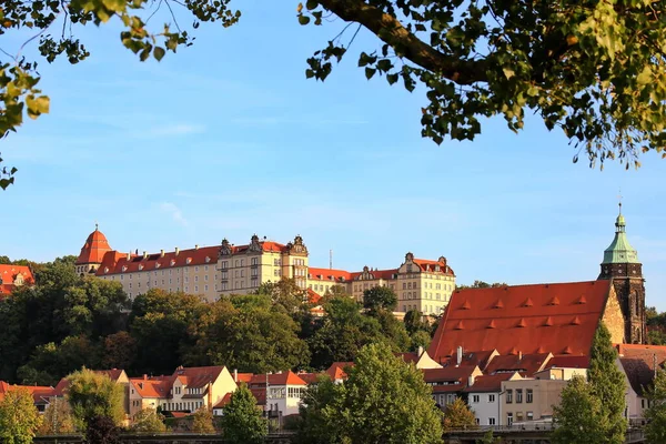 Sonnenstein Şatosu Pirna kasabasının bir görüntüsü.