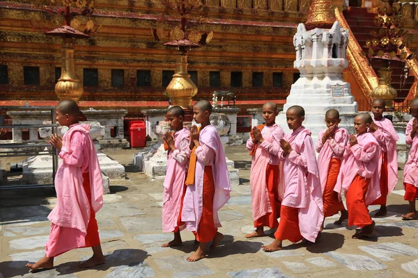 Procesión Con Novicios Pagoda Shwezigon Myanmar —  Fotos de Stock