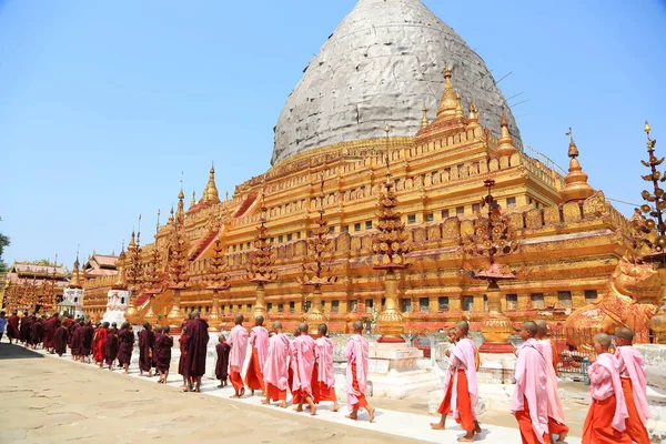 在缅甸Shwezigon塔与初学者举行的游行 — 图库照片
