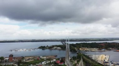 Stralsund yakınlarındaki Baltık Denizi üzerinde insansız hava aracı videosu