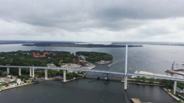 Stralsund yakınlarındaki Baltık Denizi üzerinde insansız hava aracı videosu