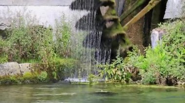 Blaubeuren 'deki Blautopf' ta alabalık çekiç fabrikası.
