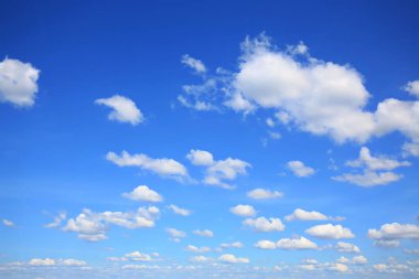 Mavi gökyüzüile beyaz bulutlar