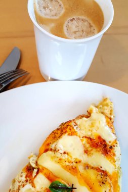 Peynirli ve domatesli kahve ve omlet.