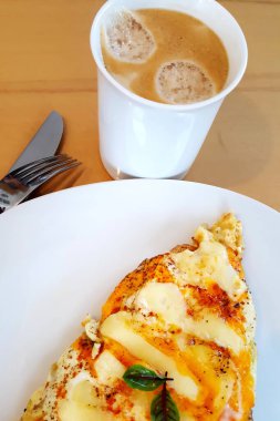 Peynirli ve domatesli kahve ve omlet.