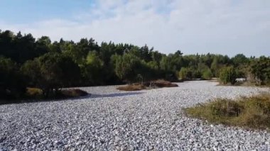 Rgen 'de çakmaktaşı tarlaları olan dar fundalık