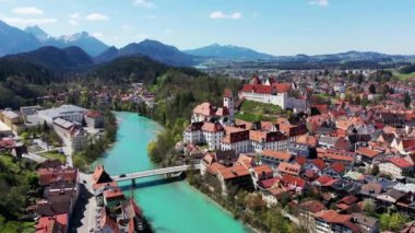 Fussen 'in şehir manzaralı İHA videosu.