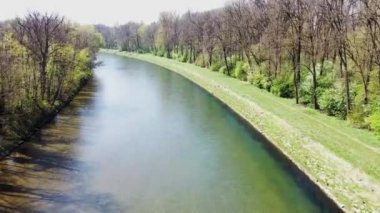 İyi havada Neu-Ulm yakınlarındaki Iller 'de İHA uçuşu.