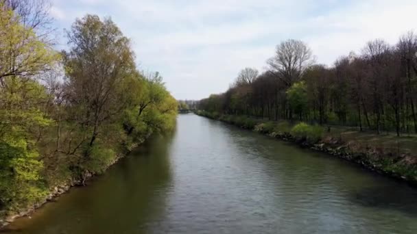 Drohnenflug Auf Der Iller Bei Neu Ulm Bei Gutem Wetter — Stockvideo