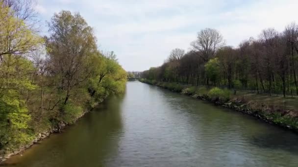 Drohnenflug Auf Der Iller Bei Neu Ulm Bei Gutem Wetter — Stockvideo