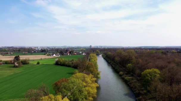 Drohnenflug Auf Der Iller Bei Neu Ulm Bei Gutem Wetter — Stockvideo