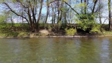 Ulm Minster manzaralı Neu-Ulm yakınlarındaki Iller 'de İHA uçuşu.