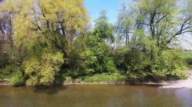 Ulm Minster manzaralı Neu-Ulm yakınlarındaki Iller 'de İHA uçuşu.