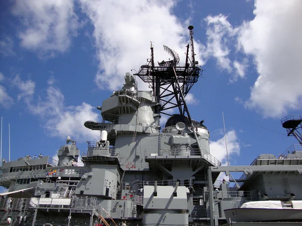 USS missouri radarowych i satelitarnych wieże w sekcji środkowej kadłuba — Zdjęcie stockowe