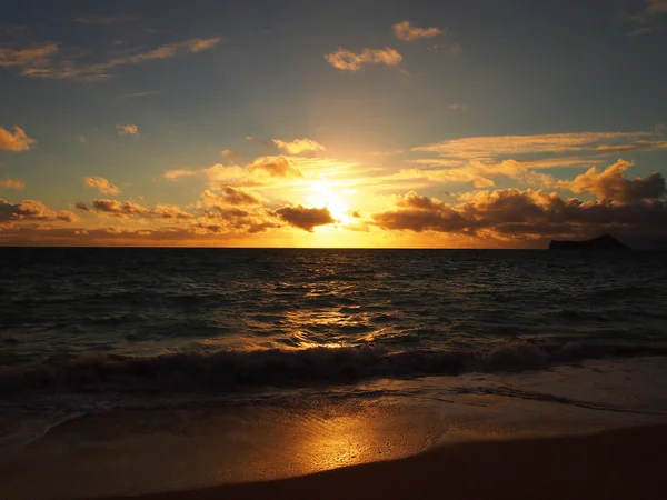 Nascer do sol em Waimanalo Beach em Oahu, Havaí — Fotografia de Stock