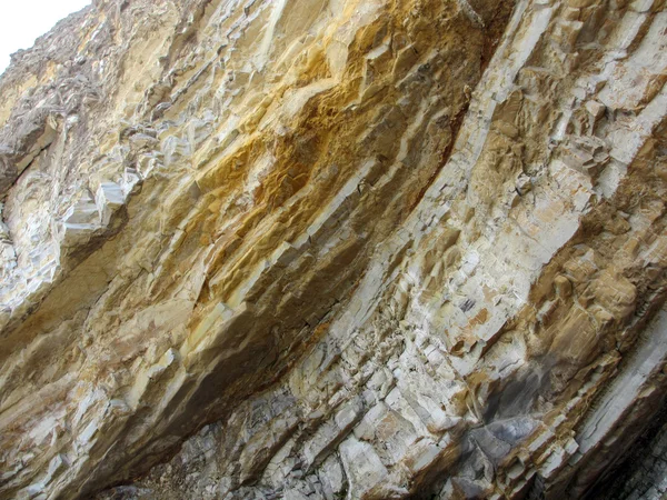 Falaise rocheuse dentelée aux teintes jaune-orange — Photo